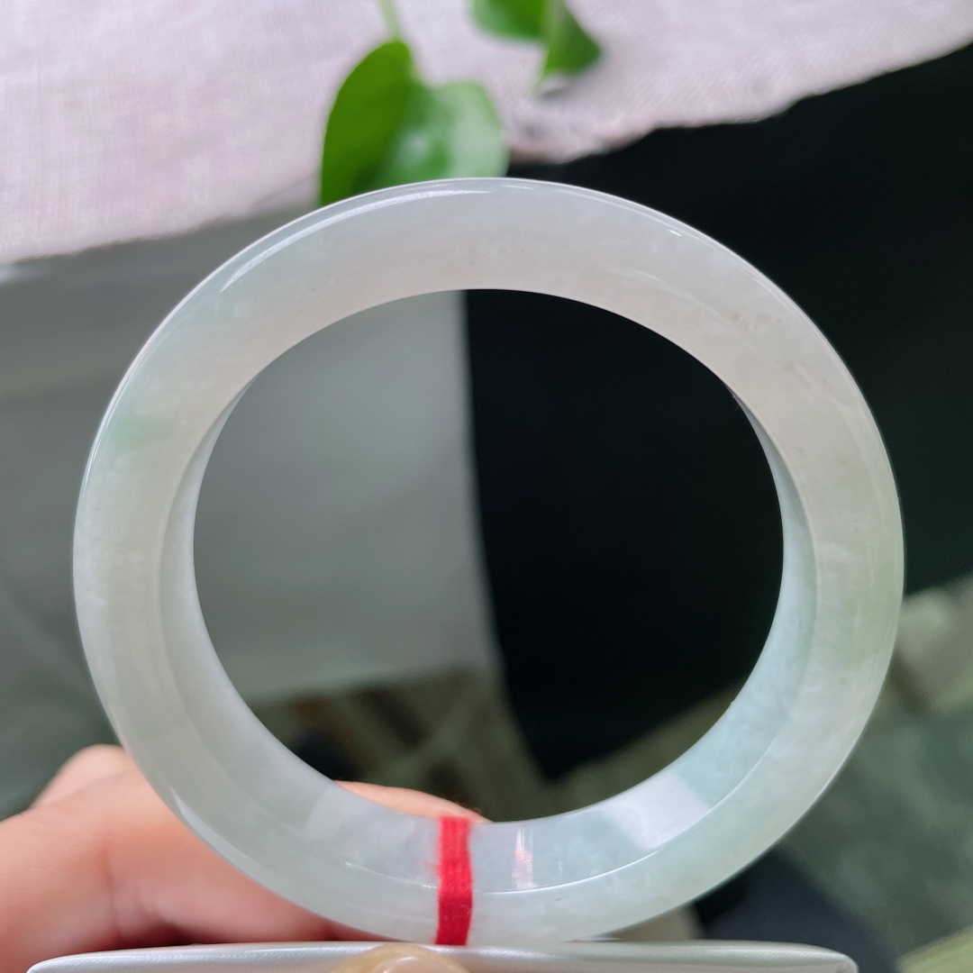 54.8/12/8.6，淡绿底正圈，底色柔和，水润细腻，飘两处淡淡的花丝，简约而不失素雅，百搭不挑肤色，无裂，ss52529a