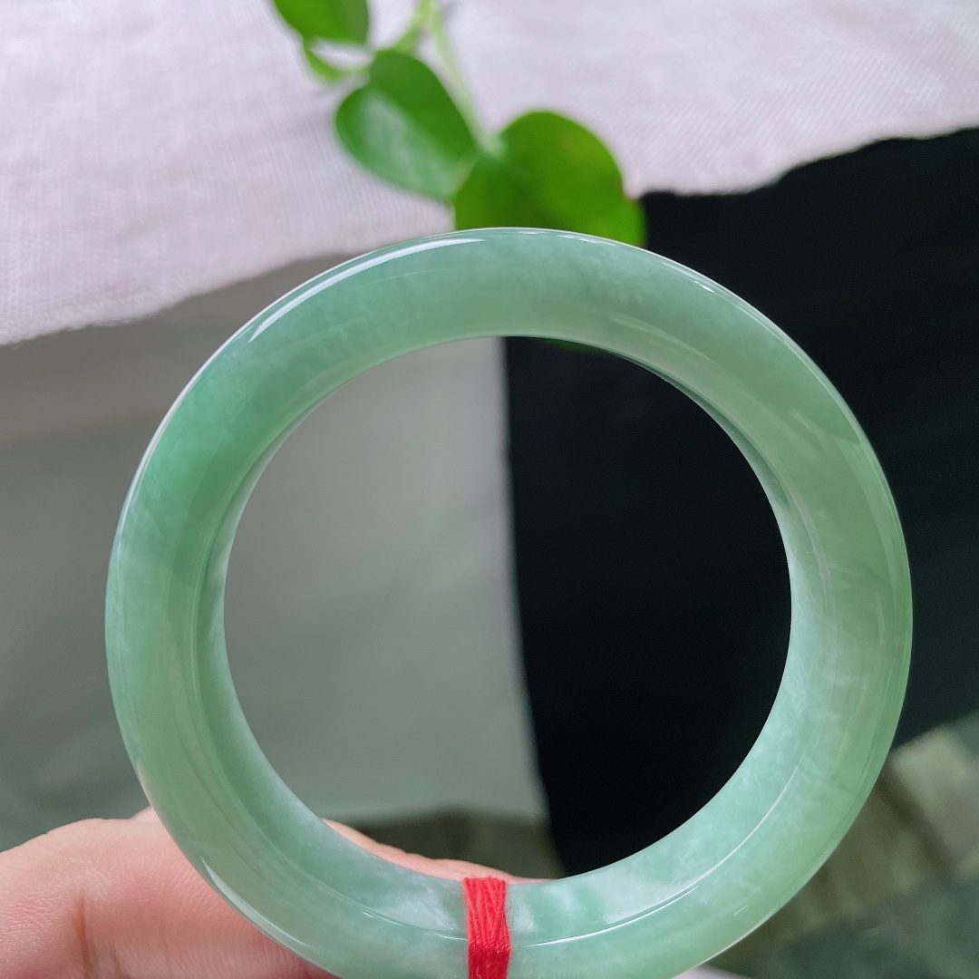 52.3/11.3/8.8，绿底正圈，无裂，水色清亮饱满，通体一色柔和匀称，没有脏点杂色，观感干净舒服。ss56138a