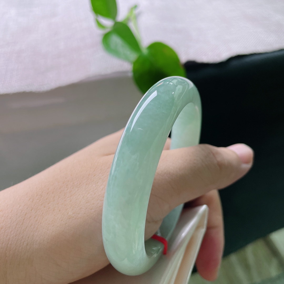 57.7/12.8/8.8，绿底正圈，自带氛围感的绿底翡翠镯，底色柔和不艳俗，低调藏不住的灵气，无裂，ss56346a