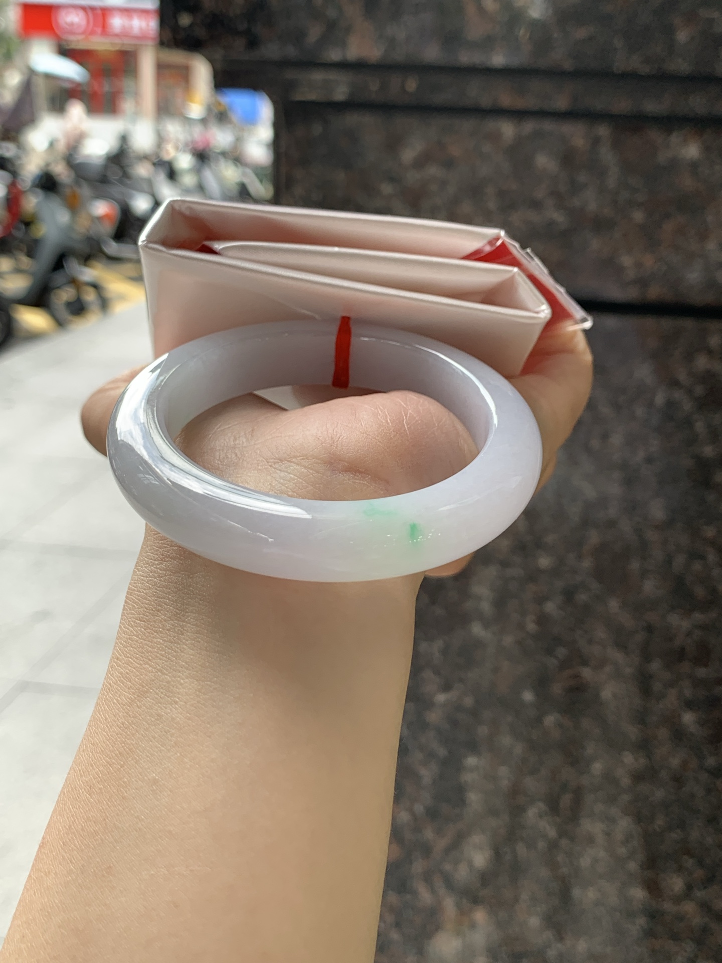 淡春彩正圈 54.2-11.5-9.5 0722-FF-3928 无裂，底妆水润细腻，淡淡粉底与一抹阳绿花搭配，宛如春天的繁华。在岁月的长河流转中绽放着独特的魅力，气质温婉而迷人。
