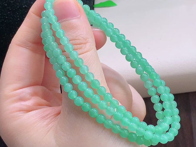 豆绿珠链，度高，尺寸取一4.0mm，包A附证书