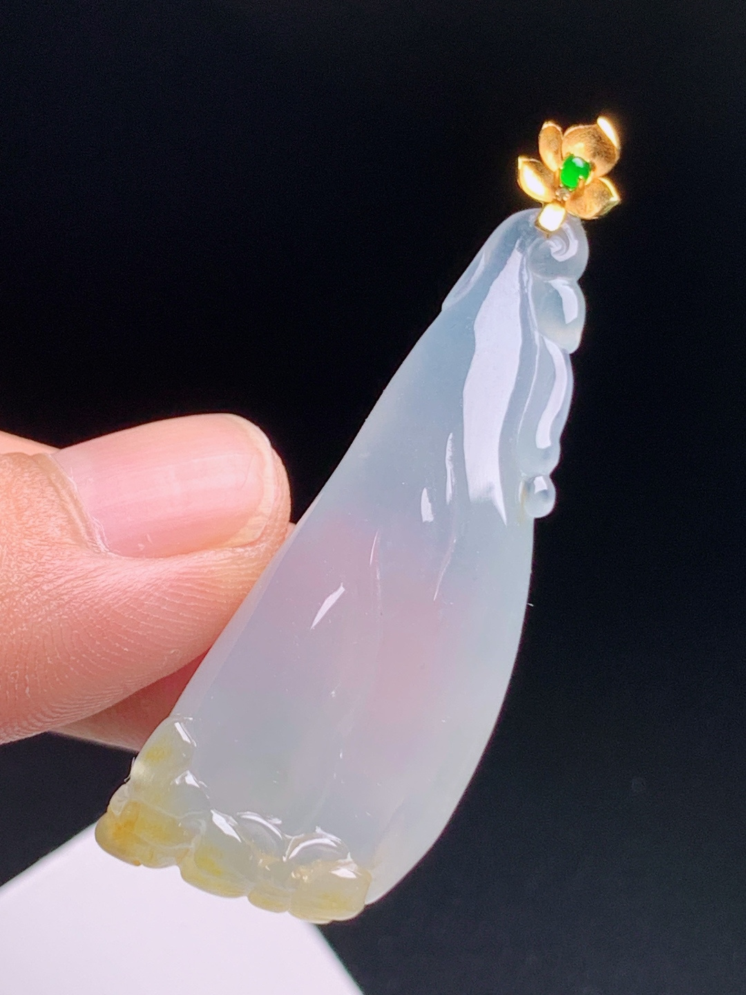黄翡玉兰花吊坠，质地莹润版型修长，温婉清雅花香韵致 裸石43.8-16-8.5 整体49.7 080720