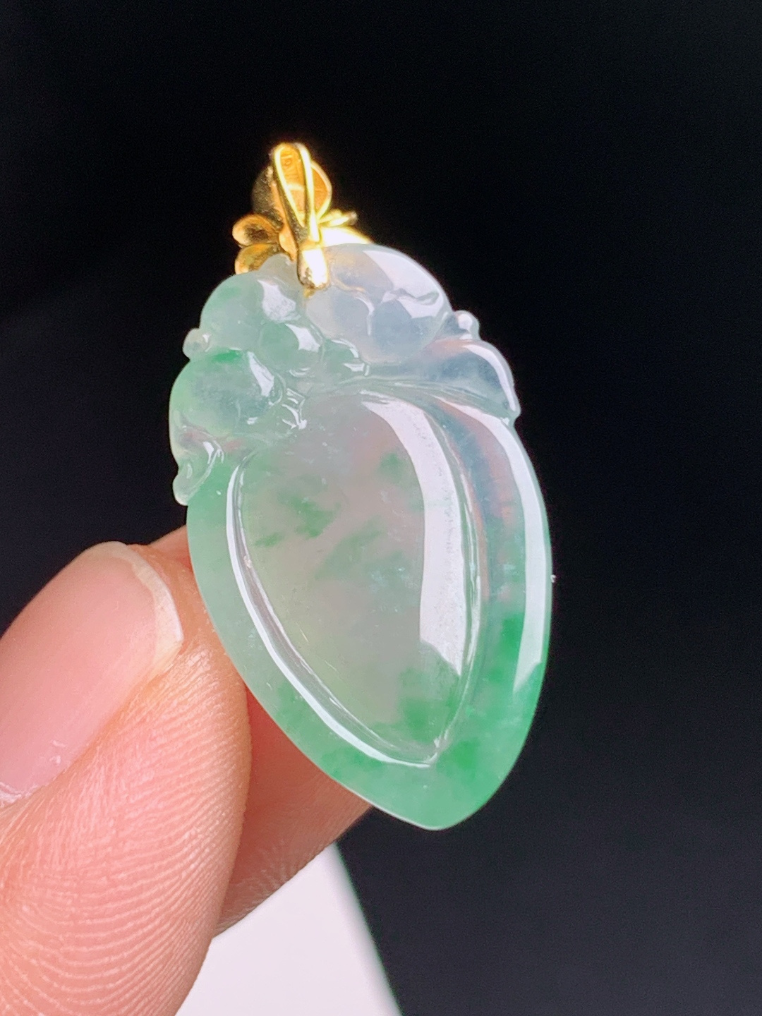 ️ 冰种飘绿福瓜吊坠，灵猴献瓜，玉质冰透飘翠鲜活