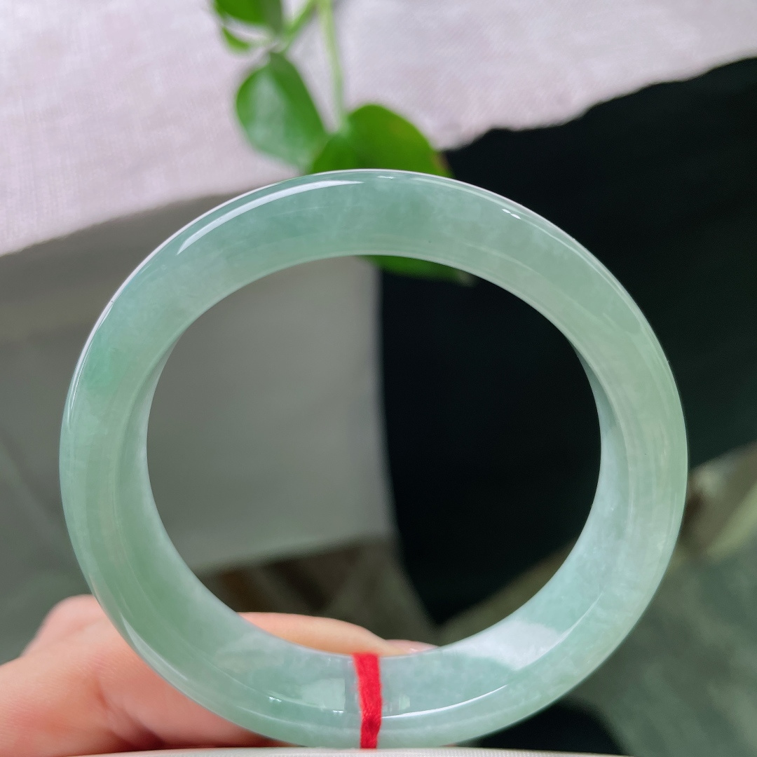 54/13.5/8.4，绿底正圈，无裂，玉质细腻温润，越戴越油润通透，质感柔和雅致，长久佩戴依旧清爽舒适。ss ss56340a