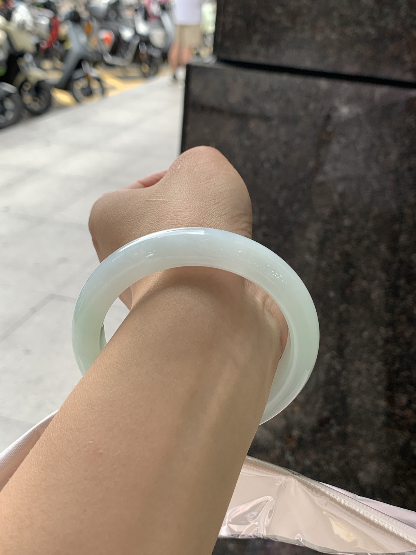 果绿正圈 58.2-11.7-9.2 0722-FF-3843 无裂，底妆水润细腻，通透的苹果绿底色像是被春雨洗过的嫩叶在，阳光下还会透出甜甜的蜜糖光泽，夏日清新感拉满