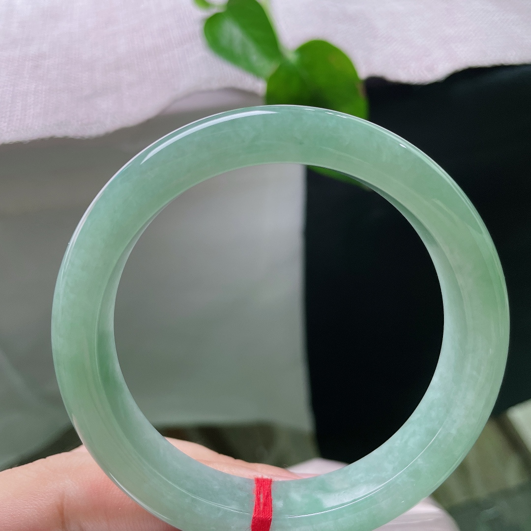 59.5/12.8/8.6，绿底正圈，无裂，糯冰满圈果绿正圈手镯，整圈色泽均匀柔和，清爽的湖水绿温润