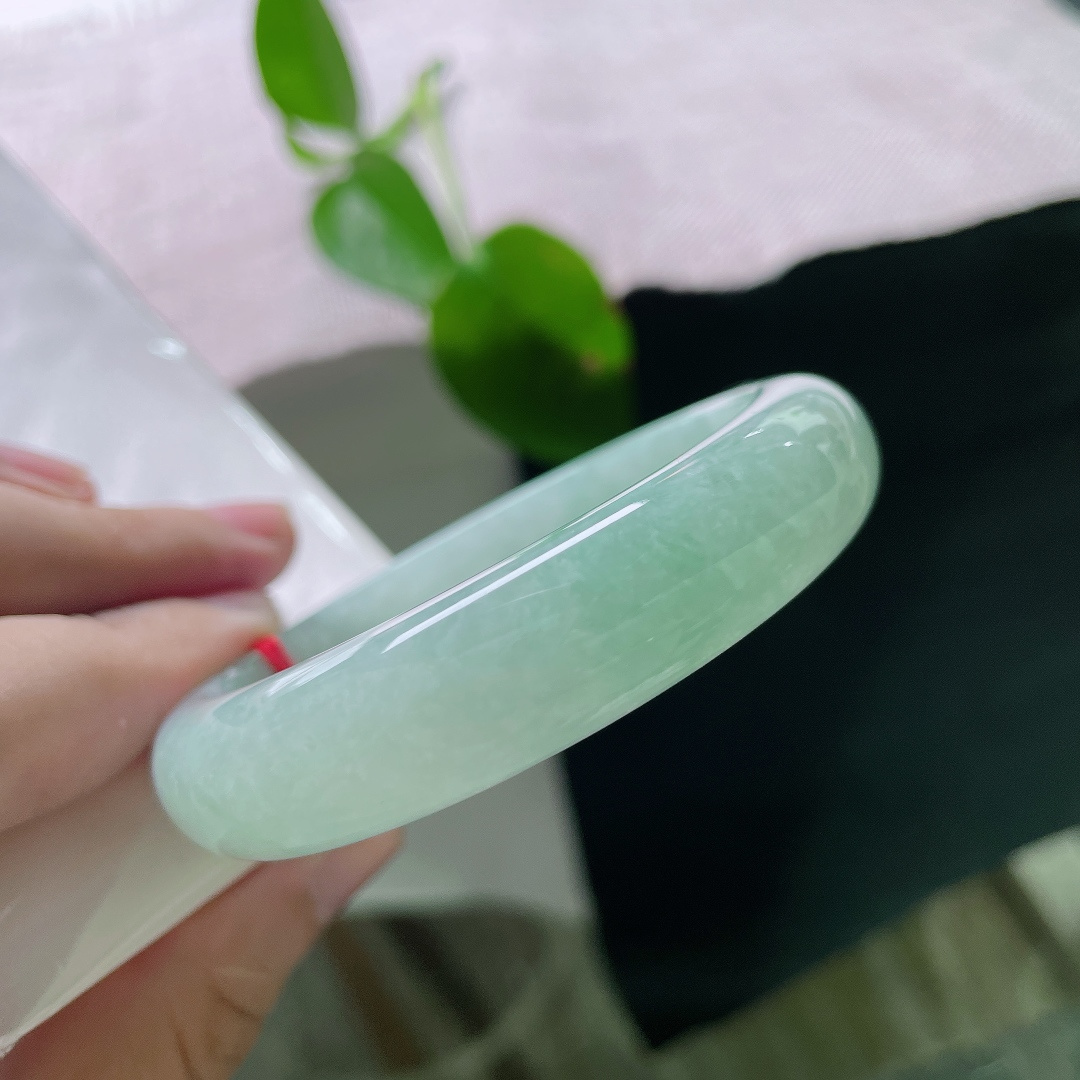 55.3/13.3/8.0，绿底正圈，无裂，水色清亮饱满，通体一色柔和匀称，没有脏点杂色，观感干净舒服。ss56335a