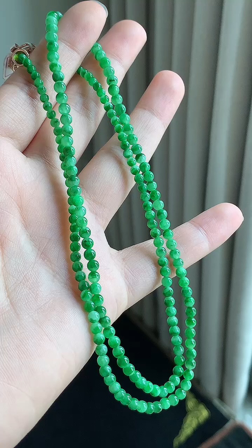 天然翡翠，小米珠，阳绿色，尺寸3.8 x722