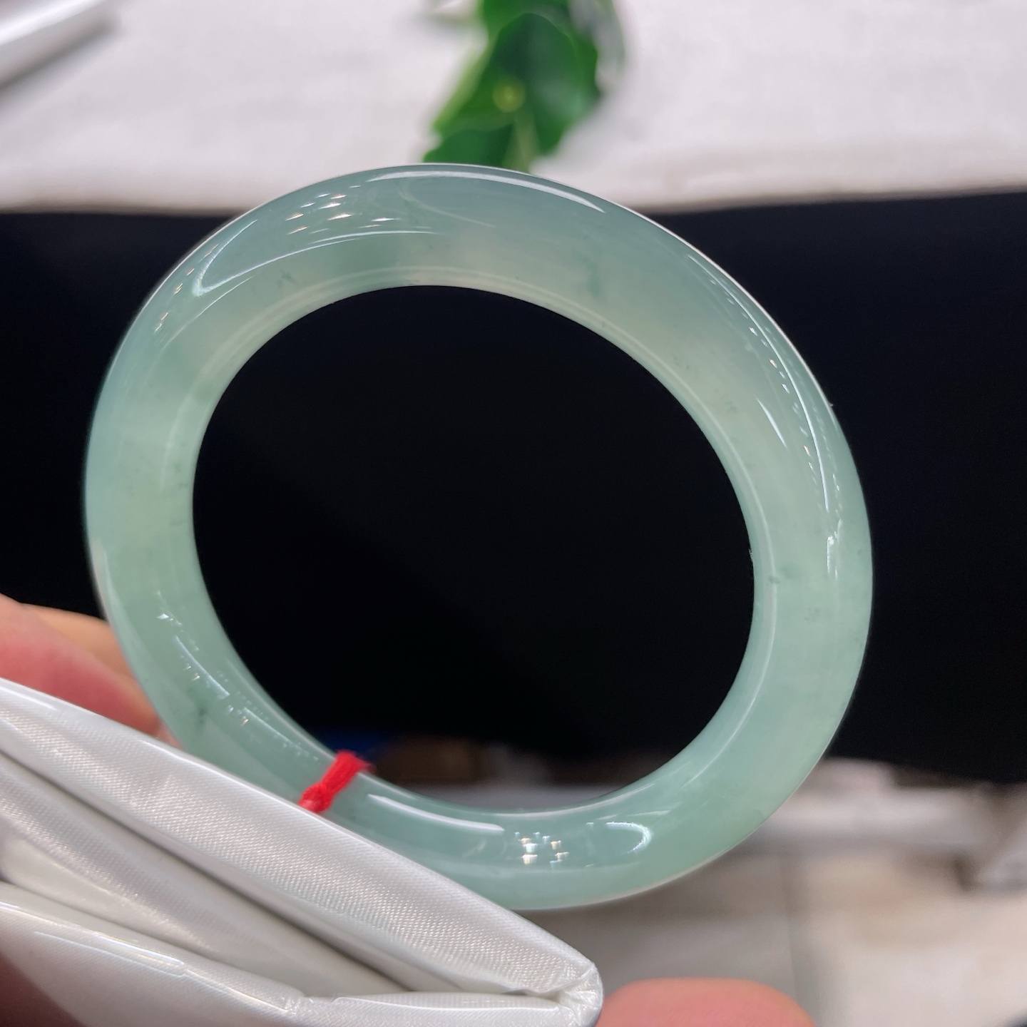 圈口53/9.4，冰飘花圆条，正圈54/55可戴，仿若晴湖凝碧，质地冰润清透，如春水含烟。无裂