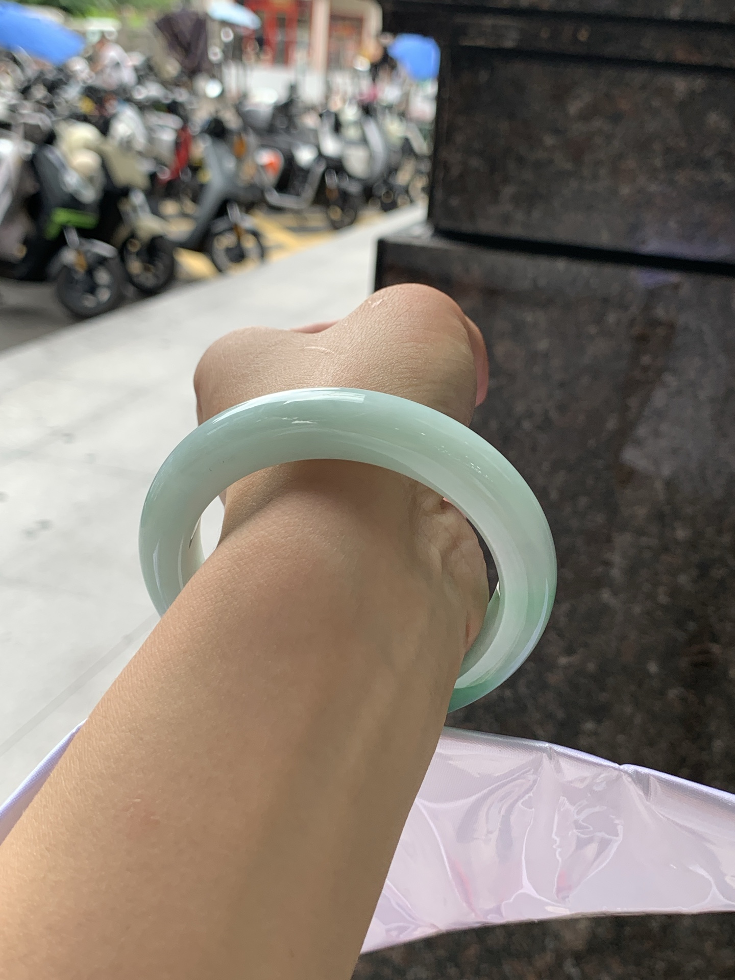飘阳绿正圈 56-11.6-9.6 0722-FF-4256 无裂，飘阳绿花，鲜艳得像新冒头的嫩芽，灵动清新，即柔和又充满生机。