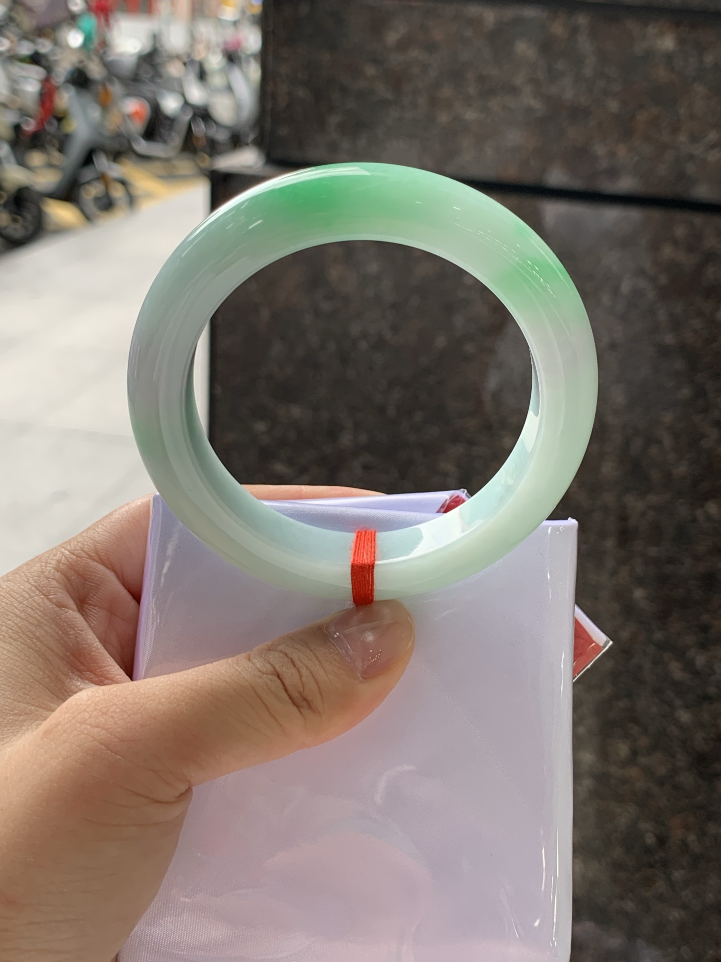 飘阳绿正圈 56-11.6-9.6 0722-FF-4256 无裂，飘阳绿花，鲜艳得像新冒头的嫩芽，灵动清新，即柔和又充满生机。
