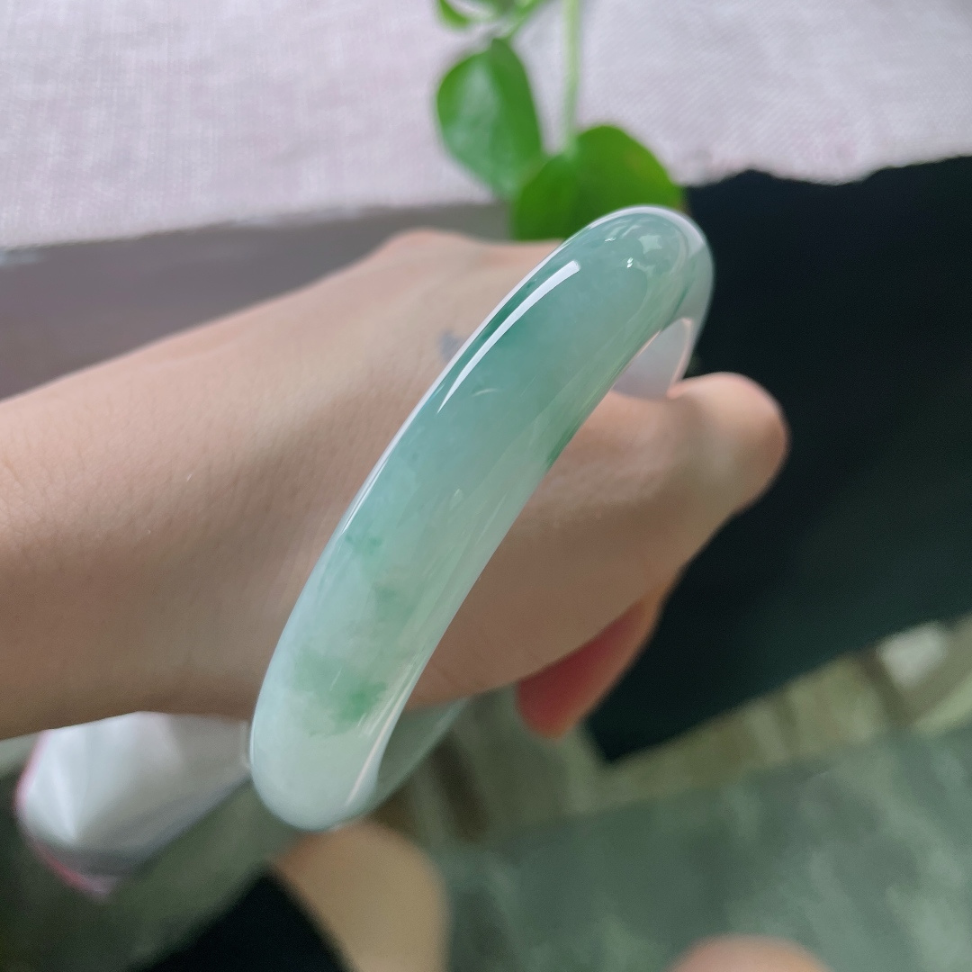 60/11.2/9.2，飘花正圈，无裂，飘花灵动自然游走，花色浓淡有致，如同远山草木，画面雅致耐看。ss56282a