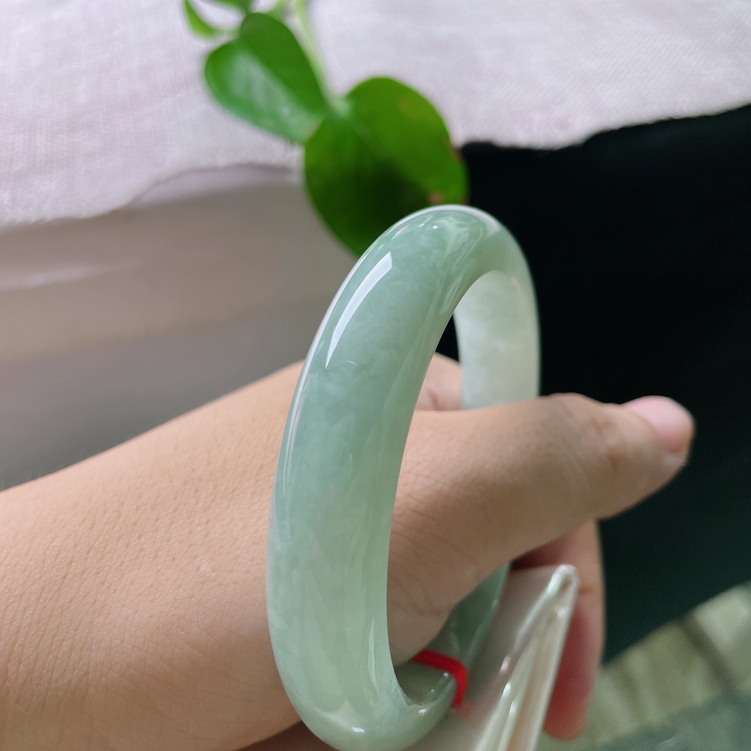 57.3/12.9/8.5，绿底正圈，无裂，风格简约大方，日常穿搭百搭，中年年轻佩戴都很合适。ss56331a