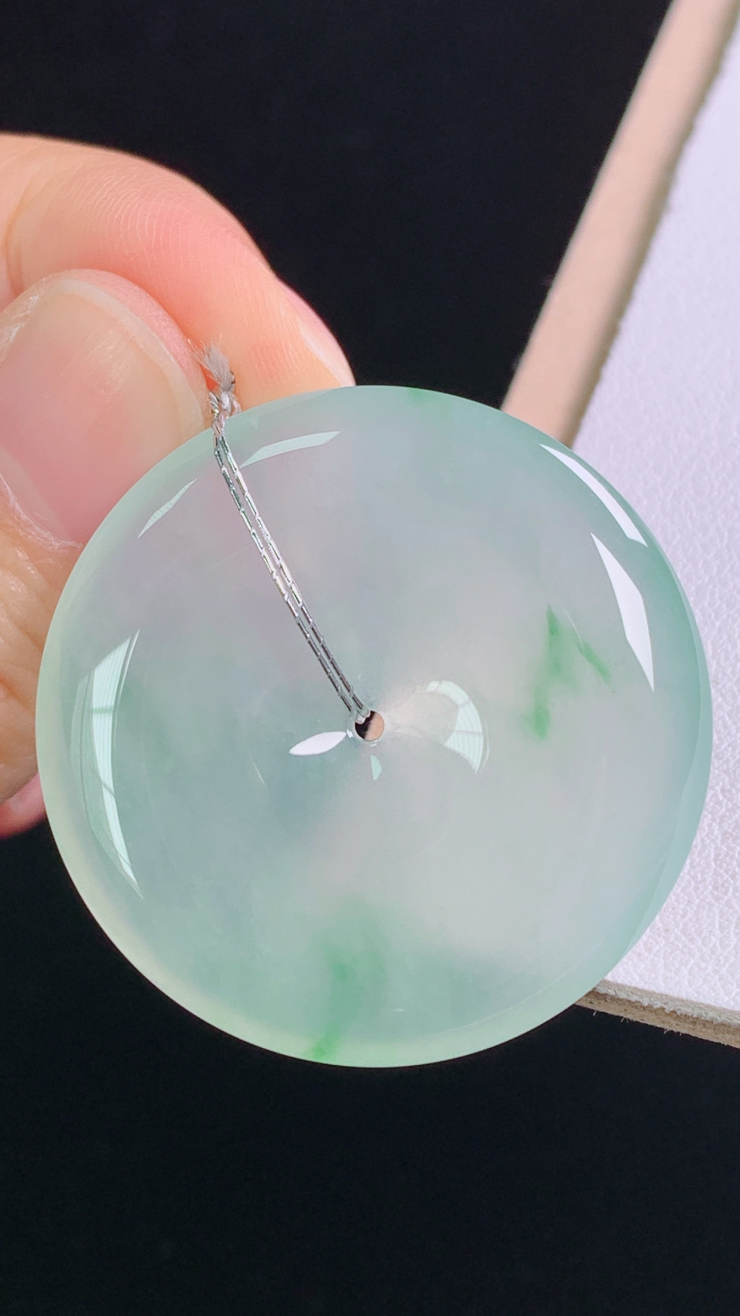 高品质冰飘绿平安扣花色灵动，水润细腻，无裂，尺寸:34.5-5.8mm