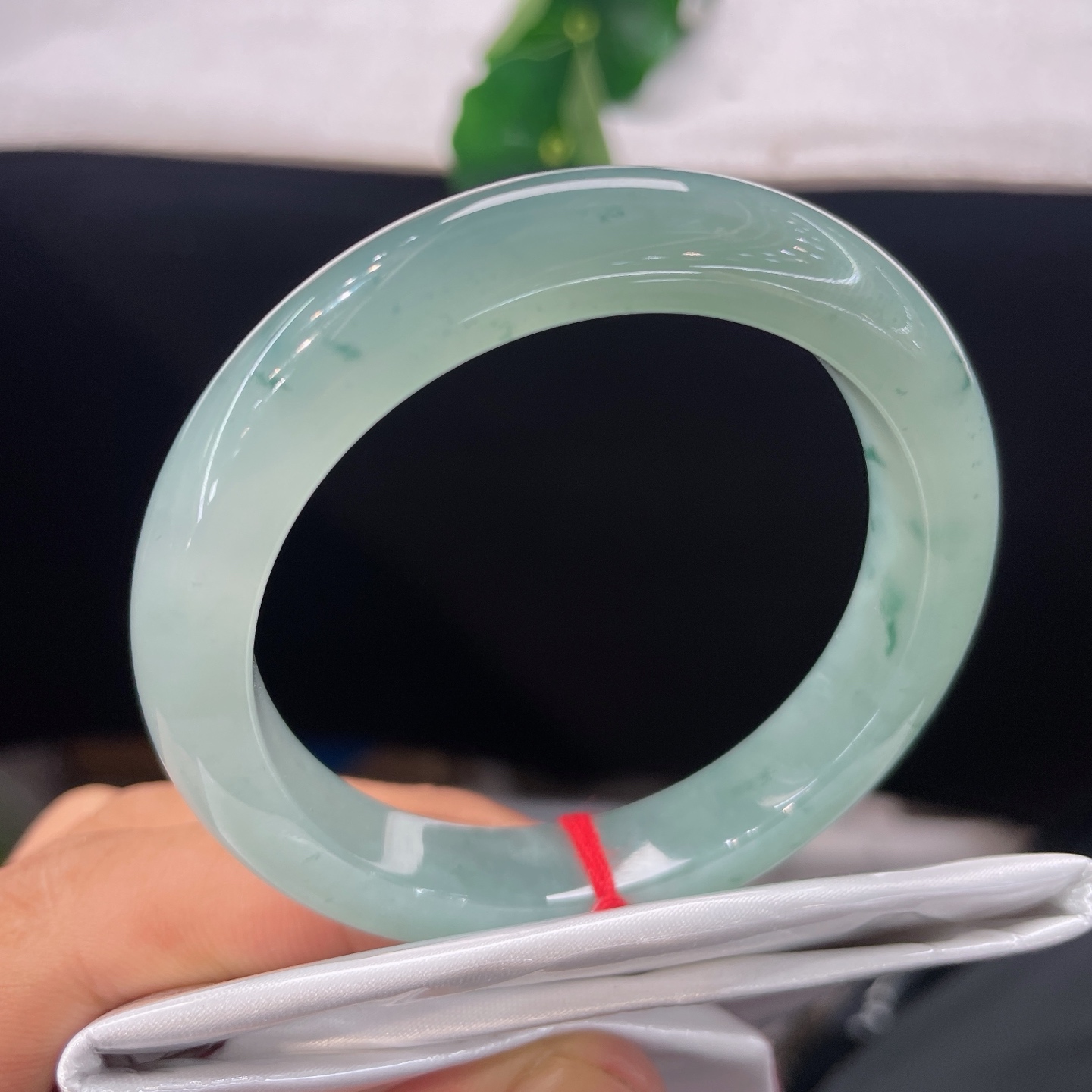 圈口51.5/10.3/8.2，冰飘花正圈，51/52可戴，仿若青雾笼溪，质地冰润清透，几缕飘花如远山含黛。无裂
