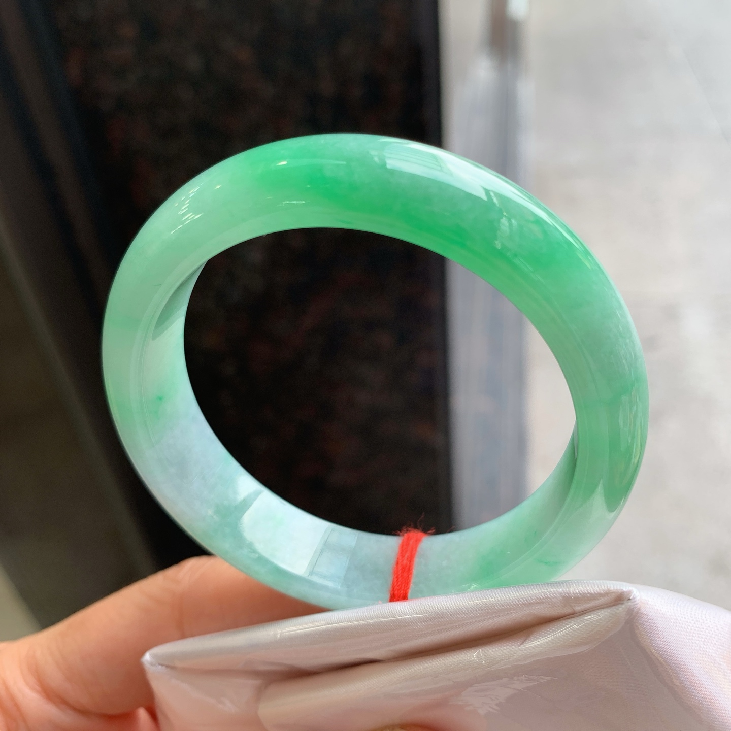 正圈飘绿 无裂 尺寸：52/12.5/8 色阳
