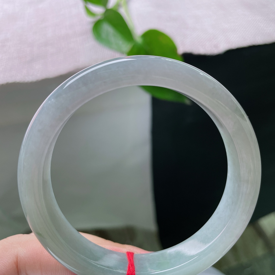 57/12.2/8，冰底正圈，内纹，种老通透细腻，肉质紧致顺滑，水头清亮润透，带着温润的胶质感，玉质很细腻。ss56514a