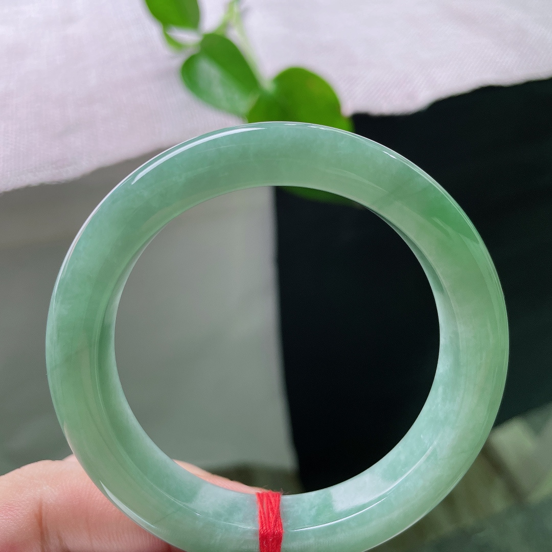52.3/11.3/8.8，绿底正圈，无裂，水色清亮饱满，通体一色柔和匀称，没有脏点杂色，观感干净舒服。ss56138a