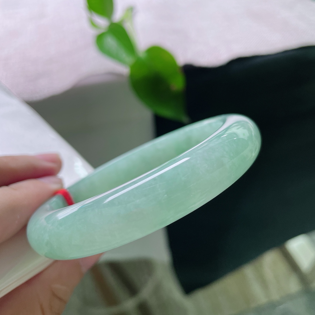 59.5/12.8/8.6，绿底正圈，无裂，糯冰满圈果绿正圈手镯，整圈色泽均匀柔和，清爽的湖水绿温润雅致。ss56352a