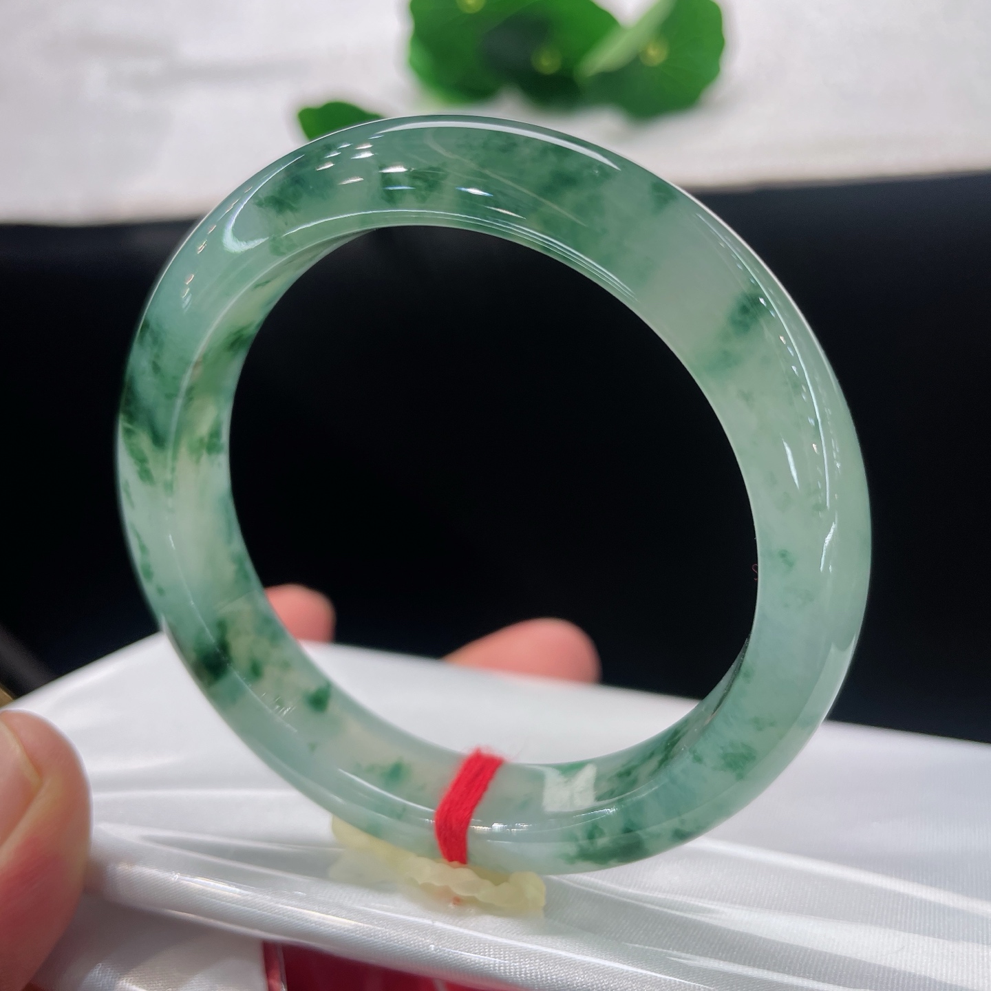 圈口56.8/11.6/8.5，冰飘花正圈，56/57可戴，云翠落玉身，腕间藏山林，无裂