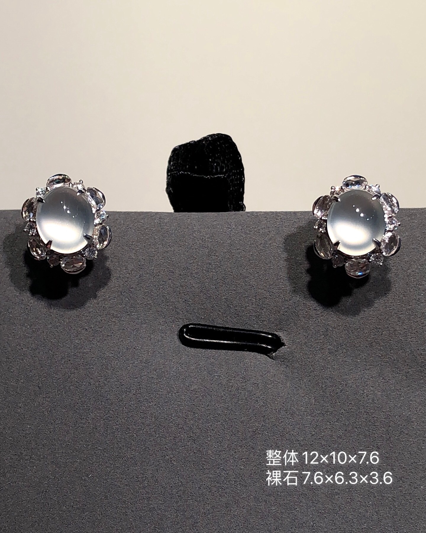 ️缅甸玻璃种鸽子蛋耳钉 底子特别纯净，光感十足，饱满圆润，佩戴精致优雅 整体12×10×7.6 裸