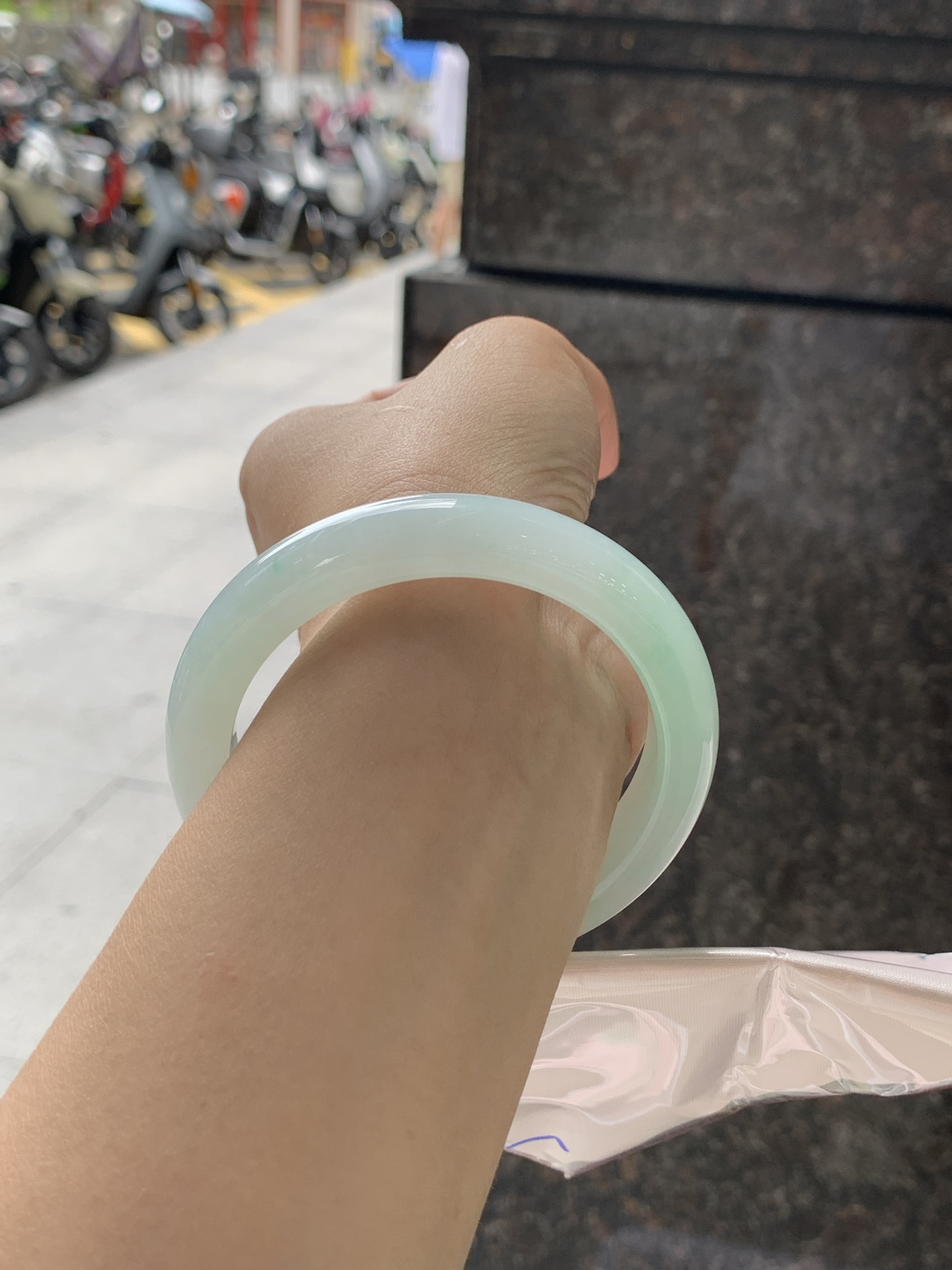 果绿正圈 58.2-11.7-9.2 0722-FF-3843 无裂，底妆水润细腻，通透的苹果绿底色像是被春雨洗过的嫩叶在，阳光下还会透出甜甜的蜜糖光泽，夏日清新感拉满