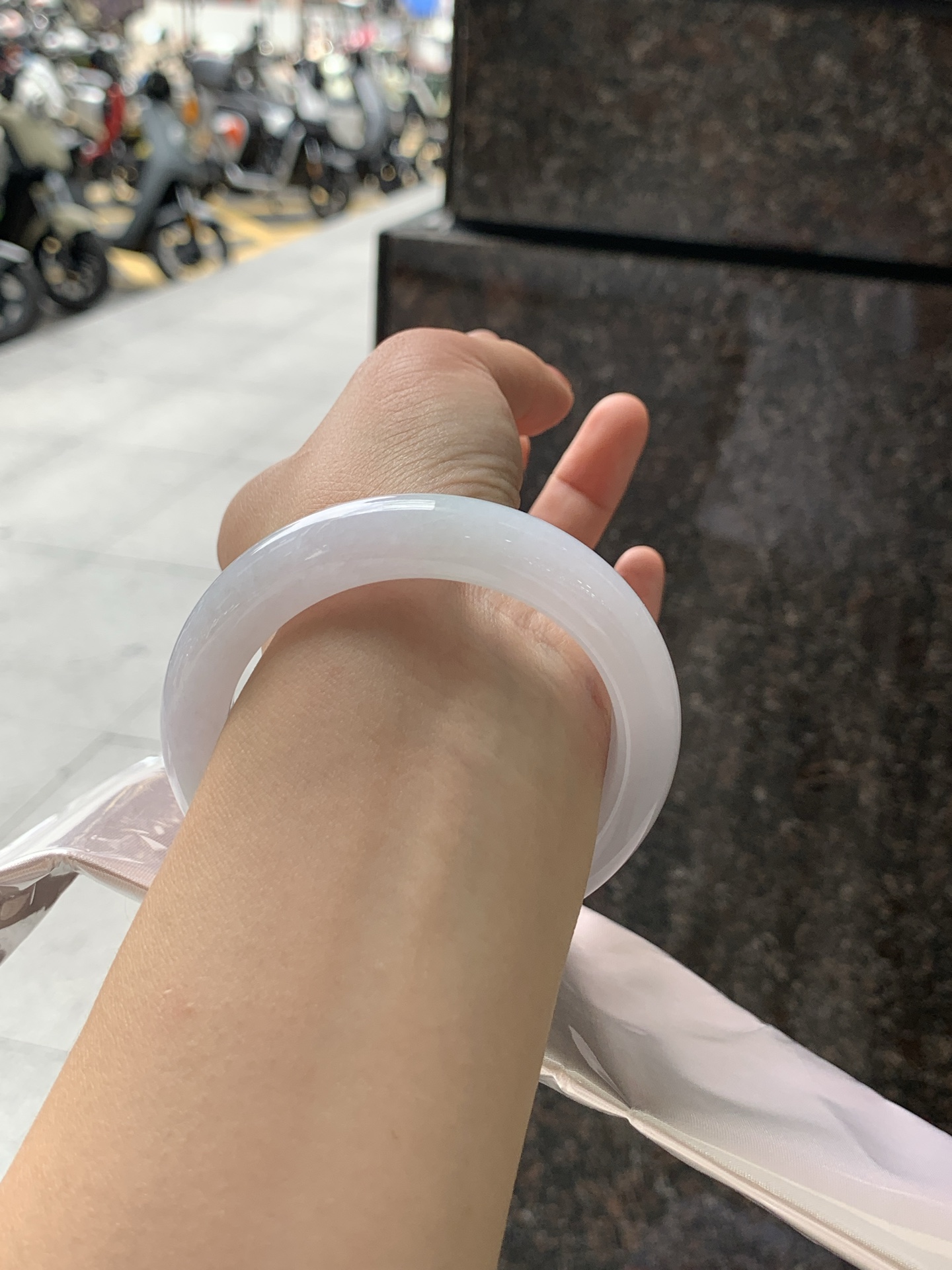 淡春彩正圈 54.2-11.5-9.5 0722-FF-3928 无裂，底妆水润细腻，淡淡粉底与一抹阳绿花搭配，宛如春天的繁华。在岁月的长河流转中绽放着独特的魅力，气质温婉而迷人。