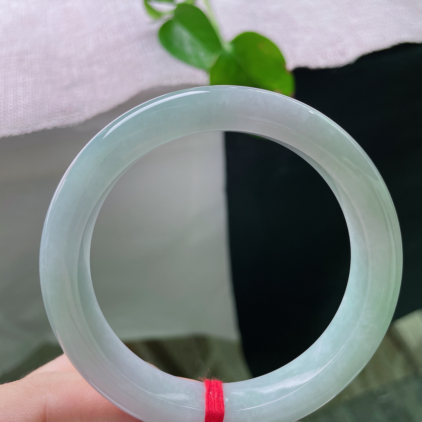 59.2/12/9.1，蓝底正圈，自带氛围感的绿底翡翠镯，底色柔和不艳俗，低调藏不住的灵气，无裂，ss56399a