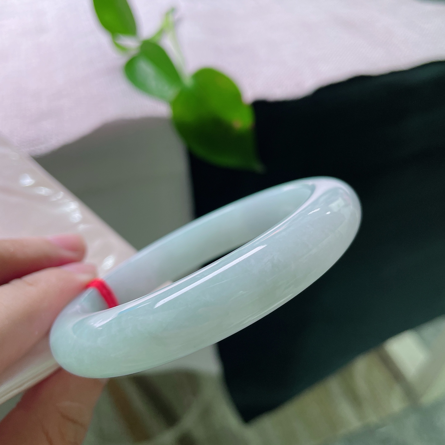 59.2/12/9.1，蓝底正圈，自带氛围感的绿底翡翠镯，底色柔和不艳俗，低调藏不住的灵气，无裂，ss56399a