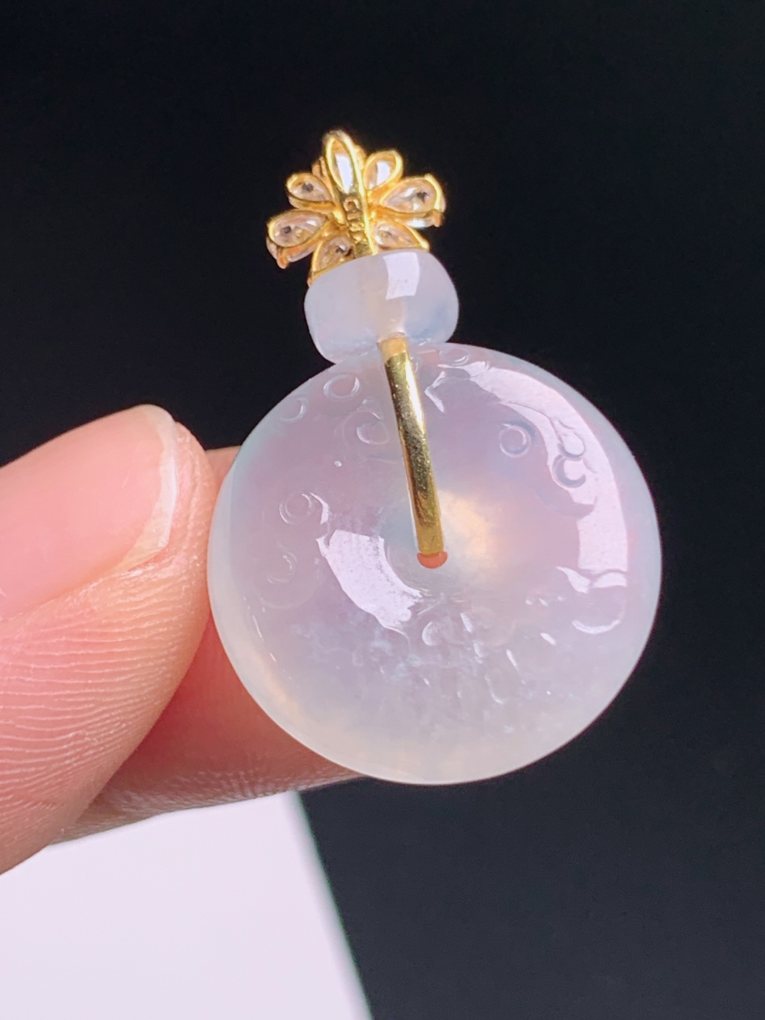 仿古平安扣吊坠，冰透胶感光泽柔和，仿古瑞纹古韵雅致，金钻花头设计别致独特
