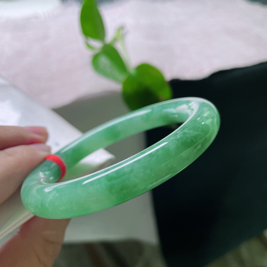 54.7/9.7，满绿正圈，无裂，一镯凝碧色，绿意绕清环。满圈翠韵温润流淌，腕间常驻满目春光。ss55965a