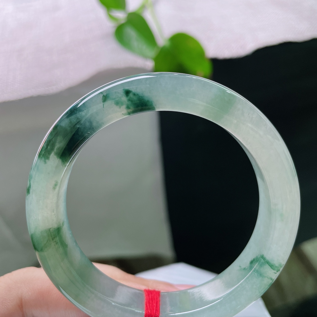 飘花正圈，无裂，冰肌藏翠雾，飞花绕玉环。清透底色漫染蓝花，腕间藏一方烟雨山川。ss56152a