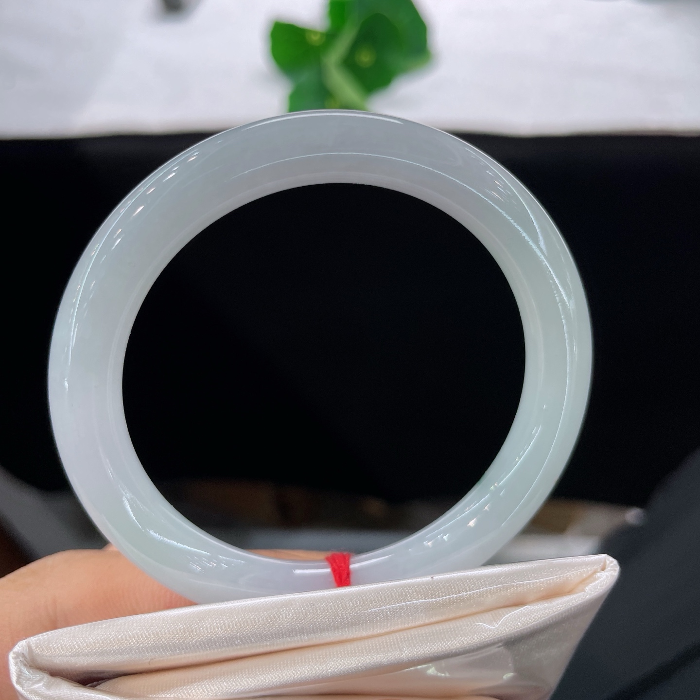 圈口53.6/8.4/7.9，细糯圆条，正圈55/56可戴，仿若薄雾绕林，玉质澄澈温润，浅青匀漫，质地细腻。无裂