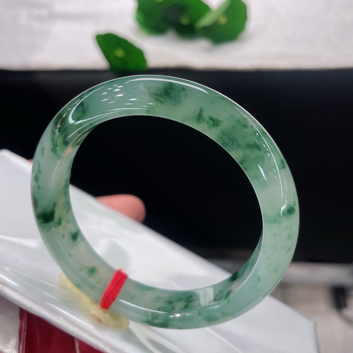 圈口56.8/11.6/8.5，冰飘花正圈，56/57可戴，云翠落玉身，腕间藏山林，无裂