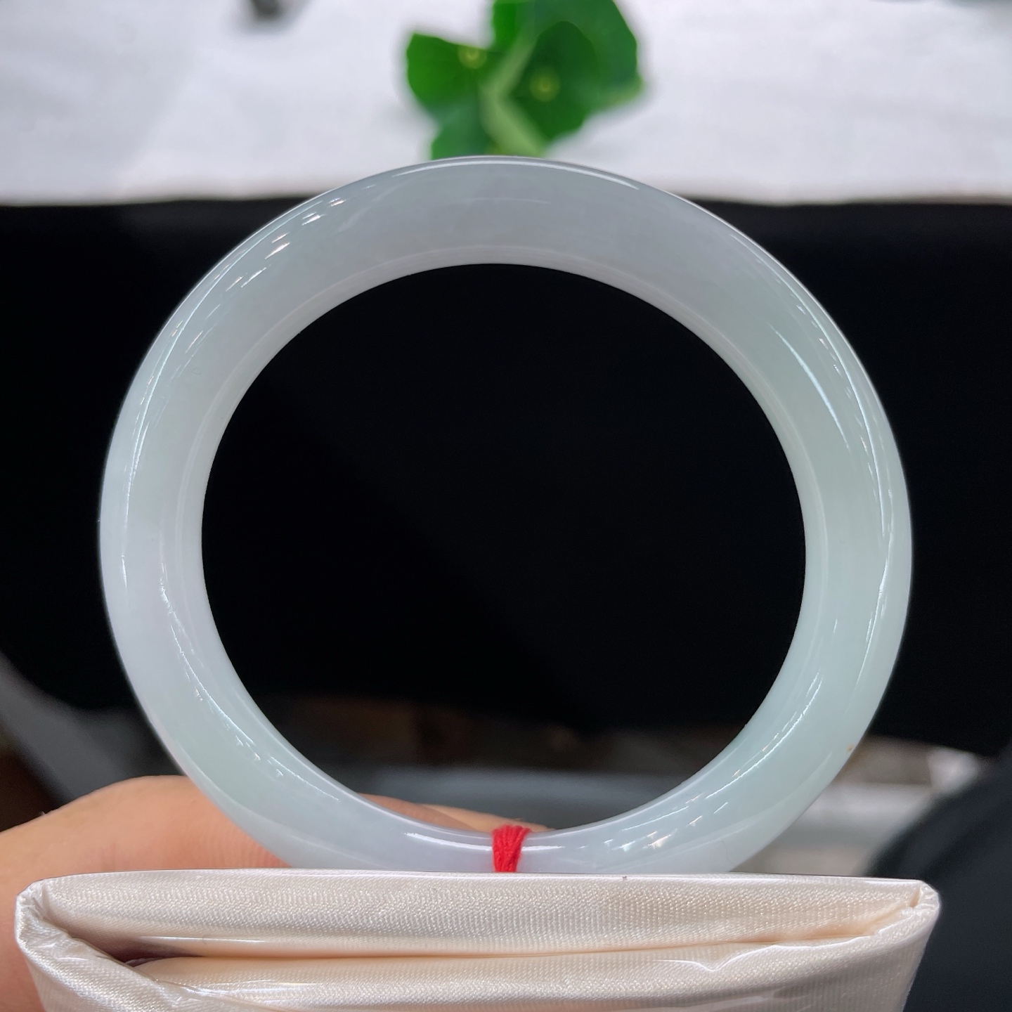 圈口53.6/8.4/7.9，细糯圆条，正圈55/56可戴，仿若薄雾绕林，玉质澄澈温润，浅青匀漫，质