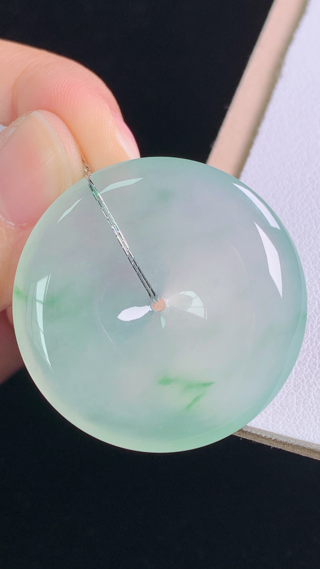 高品质冰飘绿平安扣花色灵动，水润细腻，无裂，尺寸:34.5-5.8mm