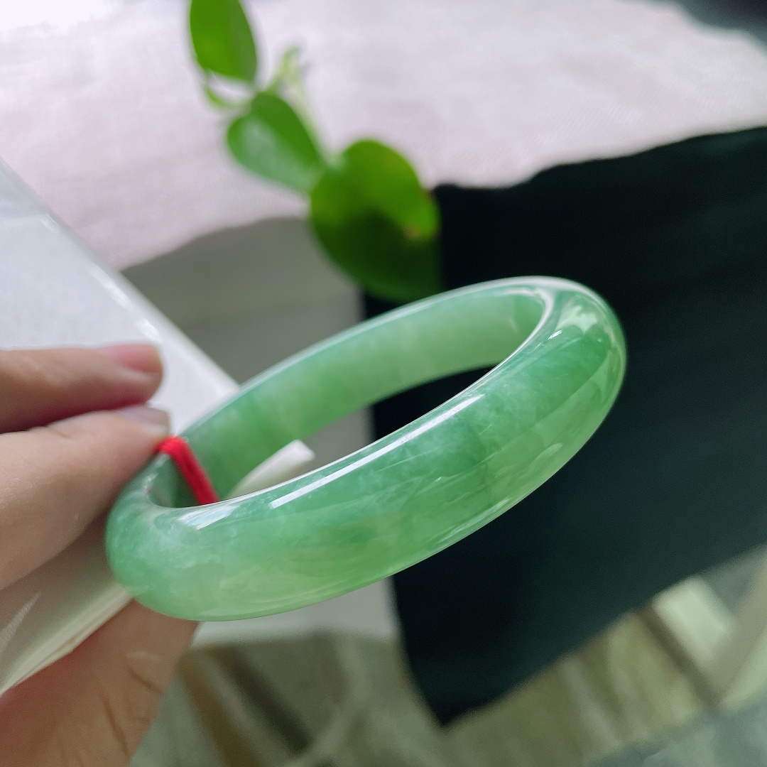 56.2/12.6/8.1，绿底正圈，一点皮纹，色系端庄沉稳，年轻佩戴温婉，长辈佩戴大气，实用性很高。ss56359a
