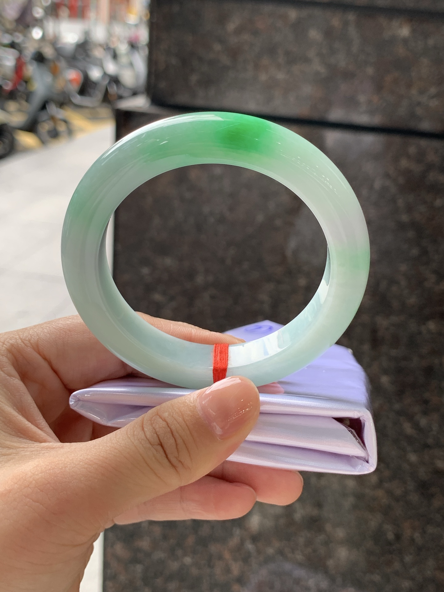 飘阳绿正圈 56-11.6-9.6 0722-FF-4256 无裂，飘阳绿花，鲜艳得像新冒头的嫩芽，