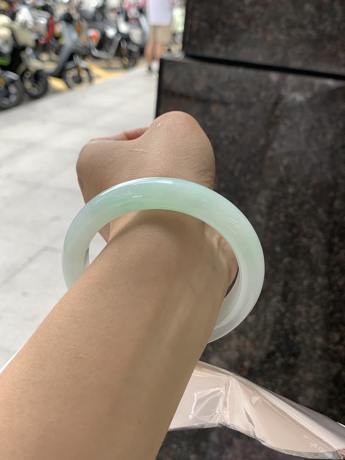 果绿正圈 58.2-11.7-9.2 0722-FF-3843 无裂，底妆水润细腻，通透的苹果绿底色像是被春雨洗过的嫩叶在，阳光下还会透出甜甜的蜜糖光泽，夏日清新感拉满
