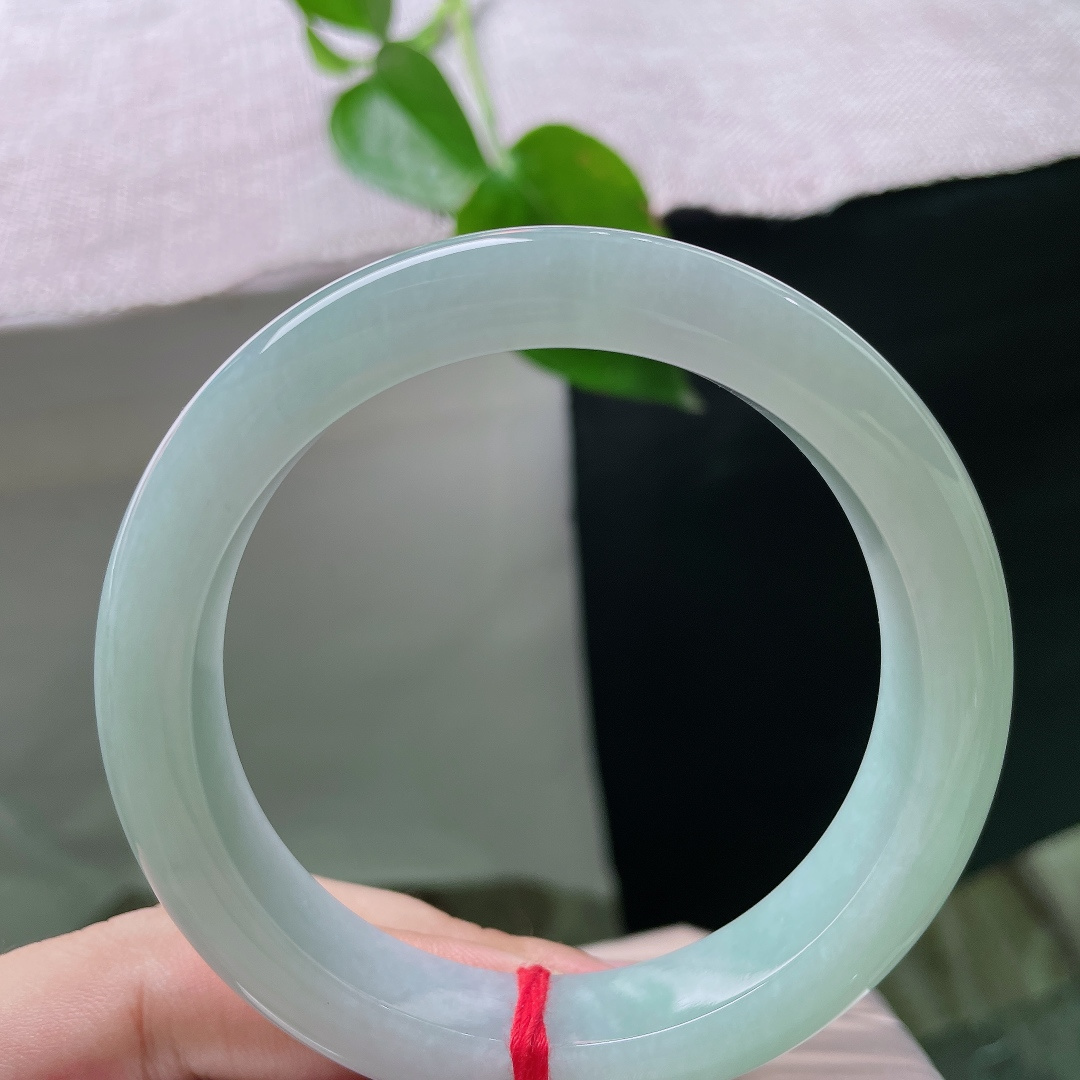 绿底正圈，无裂，素圈款式寓意平安圆满，自留佩戴舒心，送礼体面有档次。ss56397a