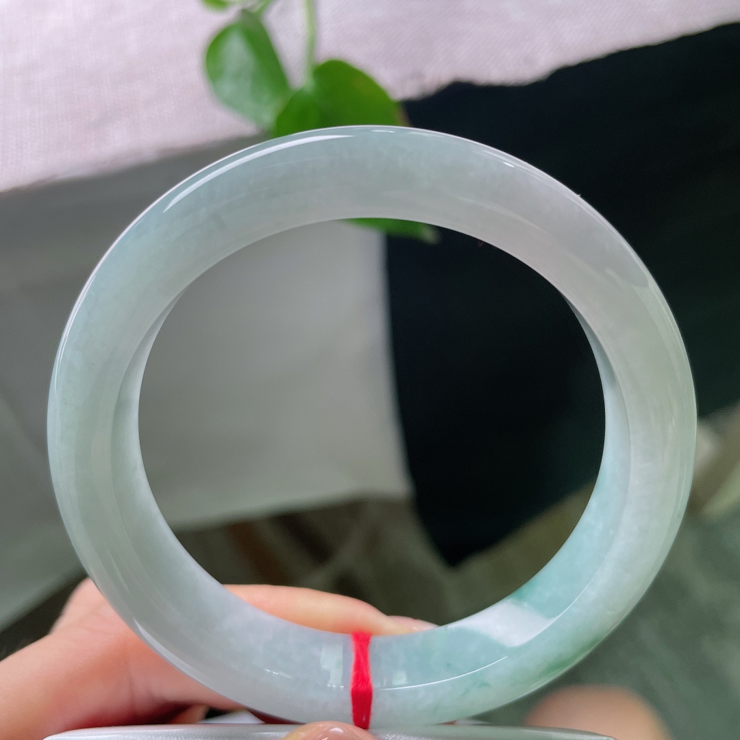 60/11.2/9.2，飘花正圈，无裂，飘花灵动自然游走，花色浓淡有致，如同远山草木，画面雅致耐看。