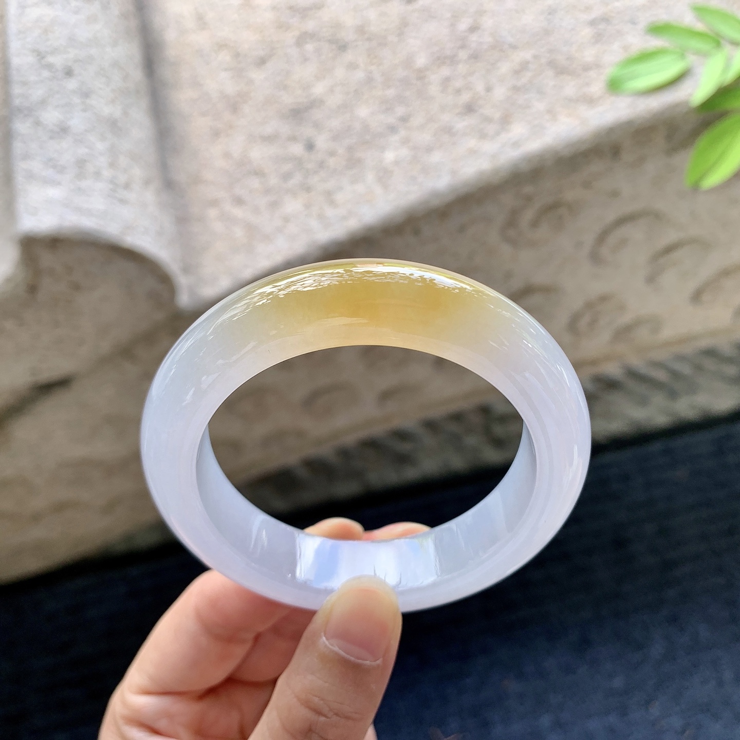 正圈52 53【圈口】53.3/13.4/9.5【编码】G7072343【描述】糯冰黄翡，水润，种老，细腻，打灯有棉线