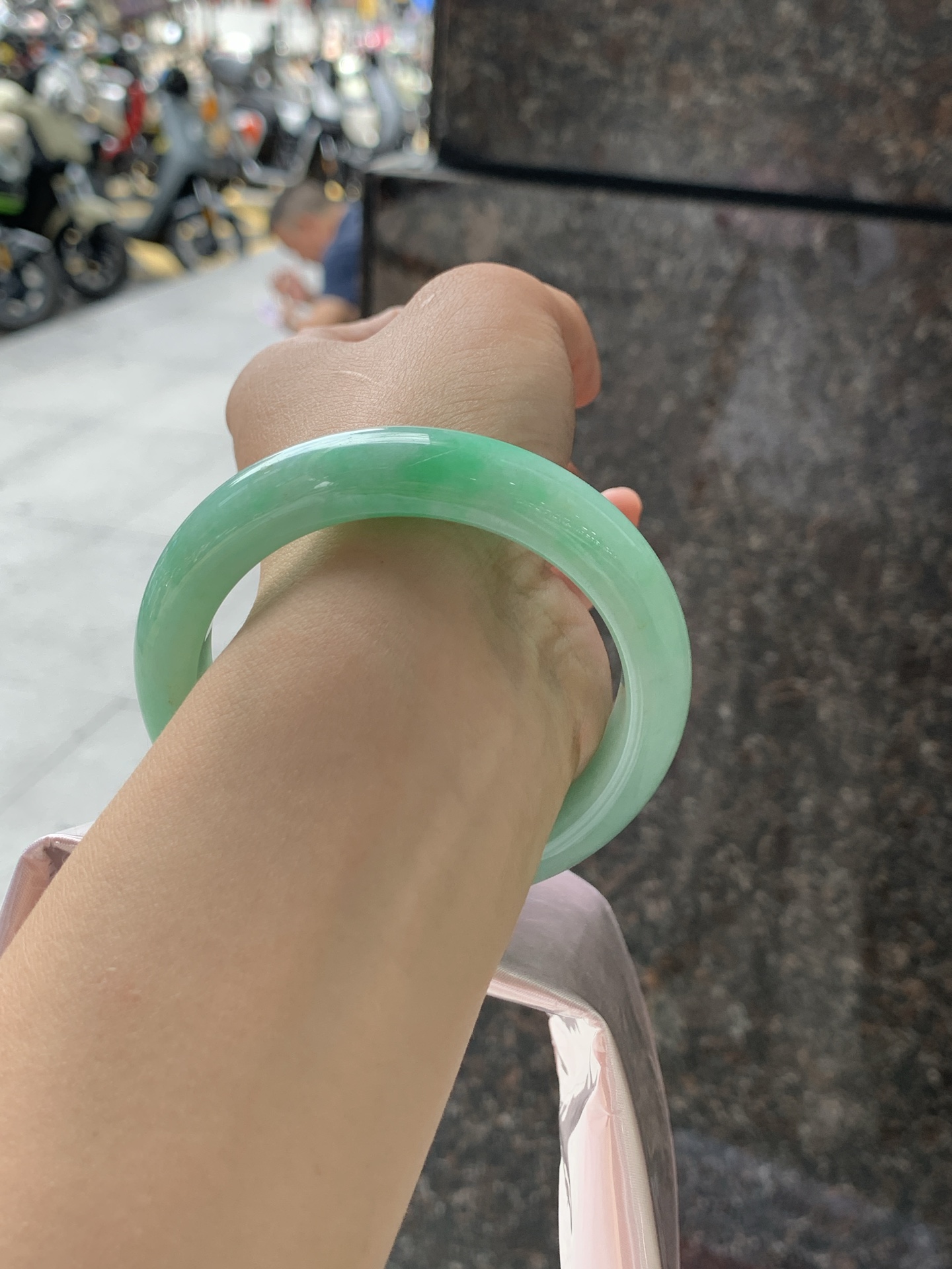 果绿正圈 56.5-12.3-9.1 0722-FF-3739 打灯细棉纹，底妆水润细腻，通透的苹果绿底色像是被春雨洗过的嫩叶在，阳光下还会透出甜甜的蜜糖光泽，夏日清新感拉满
