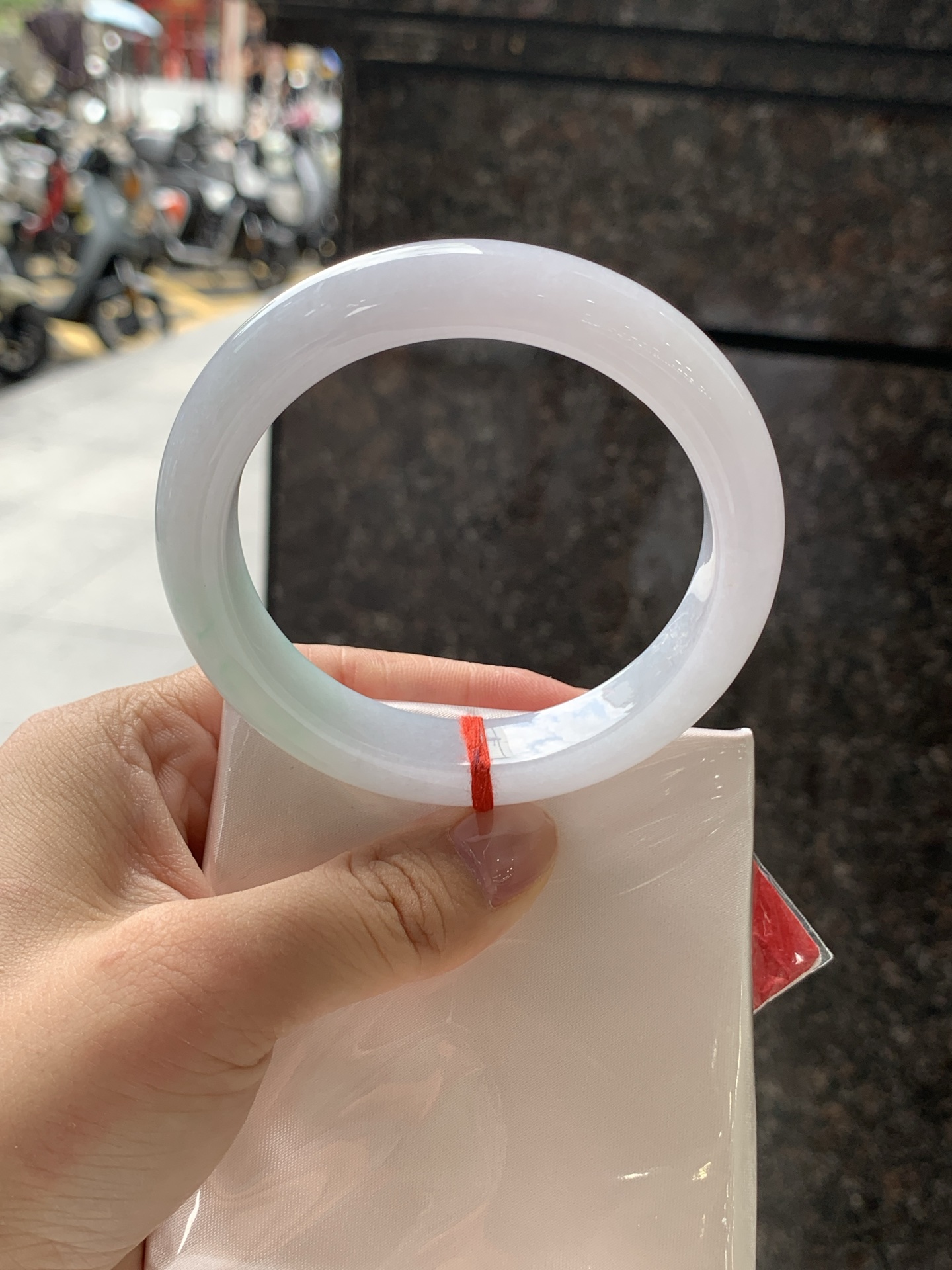 淡春彩正圈 59-12-9.4 0722-FF-4041 无裂，底妆水润细腻，淡淡粉底与一抹阳绿花搭配，宛如春天的繁华。在岁月的长河流转中绽放着独特的魅力，气质温婉而迷人。