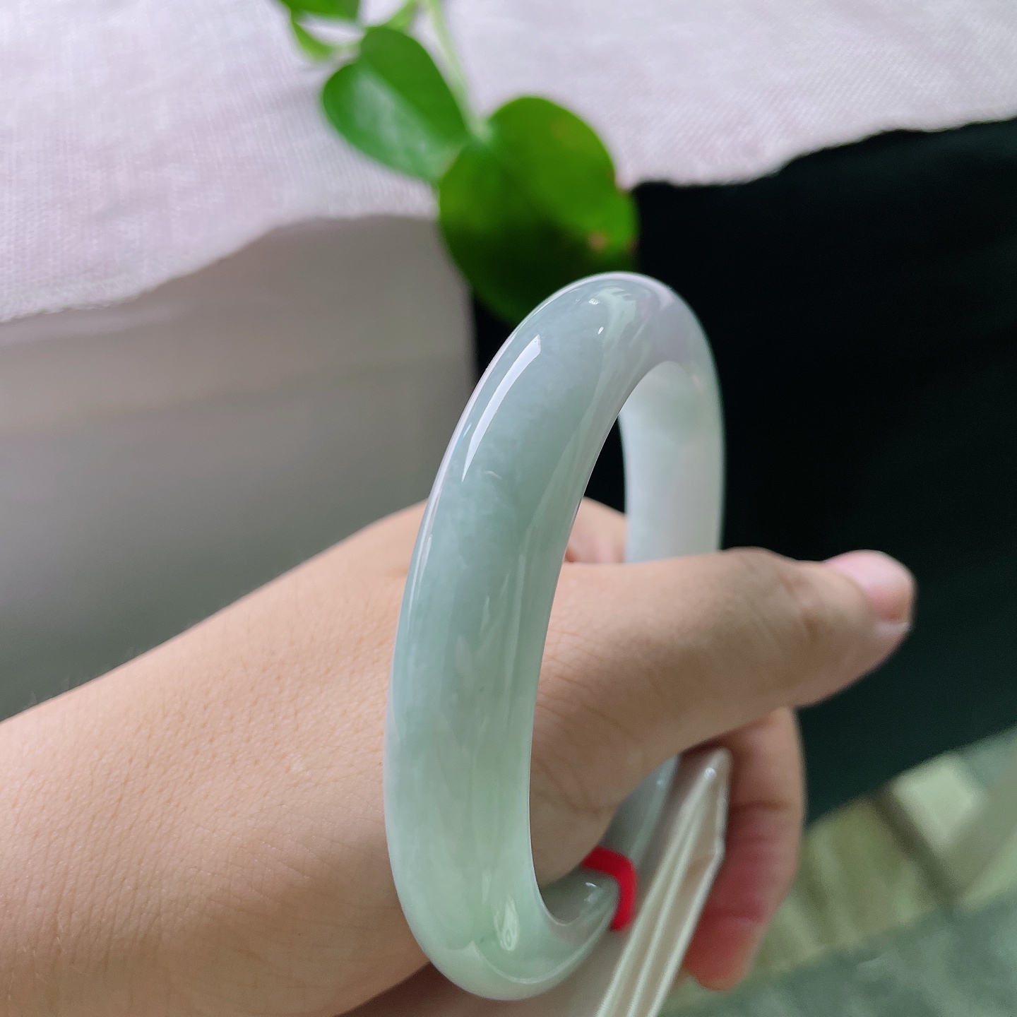 59.2/12/9.1，蓝底正圈，自带氛围感的绿底翡翠镯，底色柔和不艳俗，低调藏不住的灵气，无裂，ss56399a