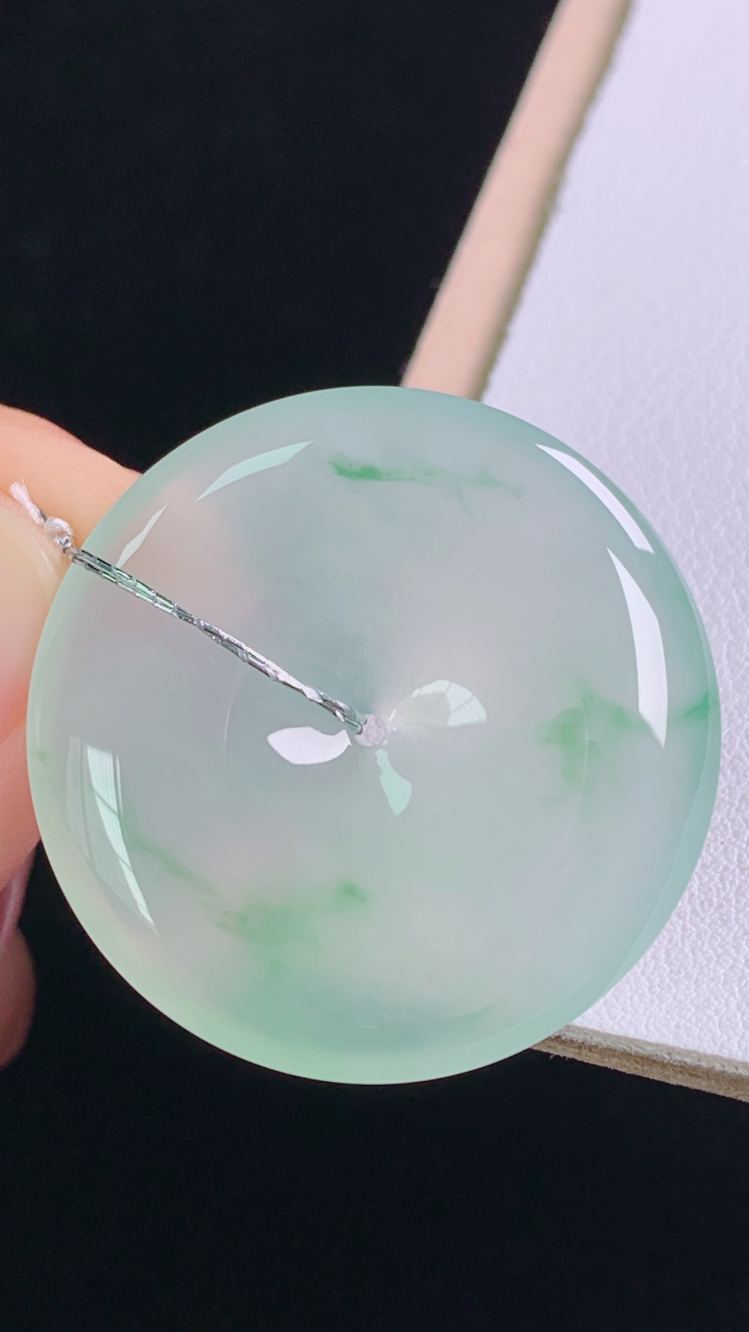 高品质冰飘绿平安扣花色灵动，水润细腻，无裂，尺寸:34.5-5.8mm