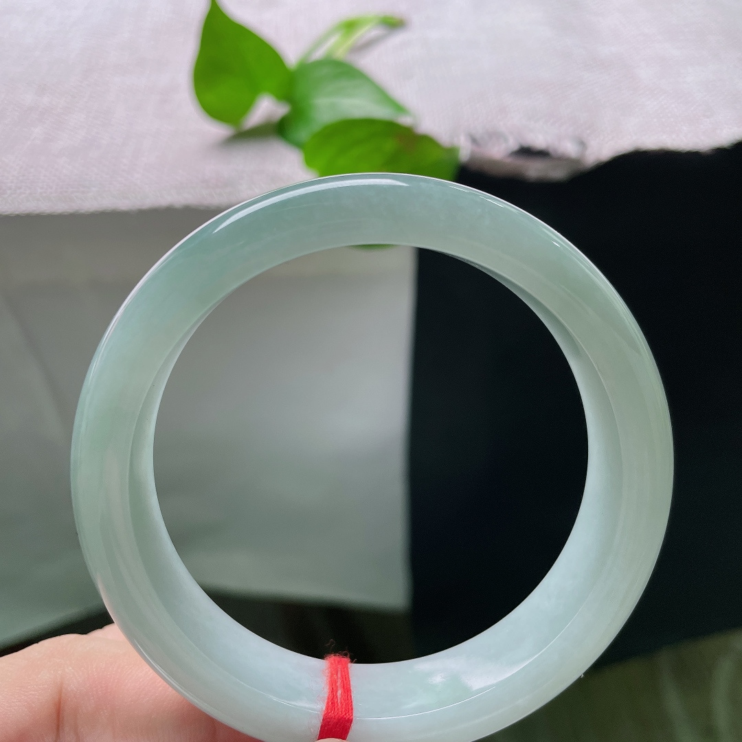 58.8/14/8.1，绿底正圈，皮纹，柔和淡青底色水光满满，触感顺滑贴腕，佩戴清爽舒适，简约秀气不
