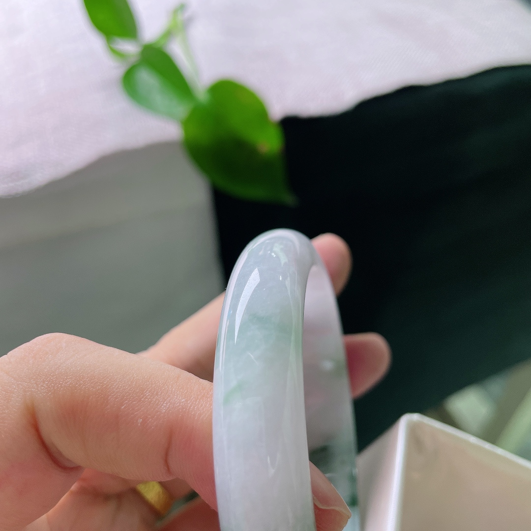 56.9/12/7.7，飘花正圈，有裂，玉底藏墨韵，翠影自横斜。一缕飘花漫绕镯身，山水入腕，自带清雅东方意境。ss56422a