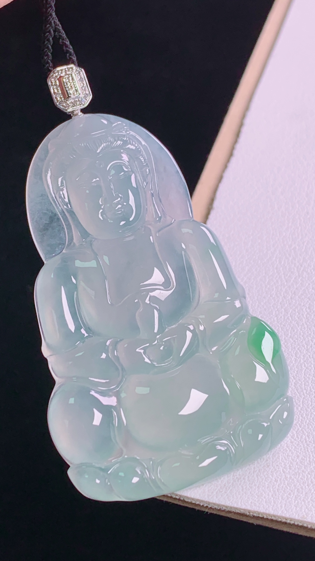 ️高品质 冰飘绿观音吊坠，18K真金真钻 翠色灵动，冰清玉洁，无裂 尺寸:66.7-58.9-37.1-5.7mm 18