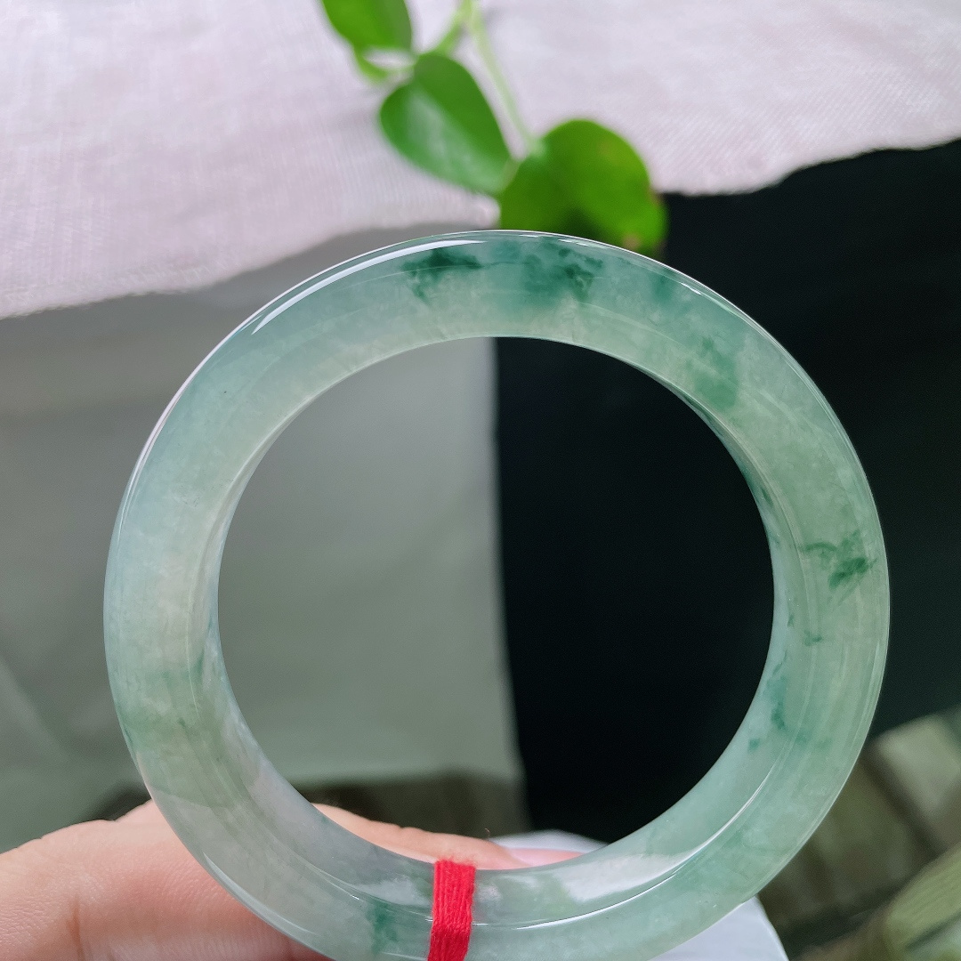 57.2/12.3/9.6，冰飘花正圈，无裂，清透冰，自带胶感。写意蓝花错落飘散于镯身，如同远山翠影